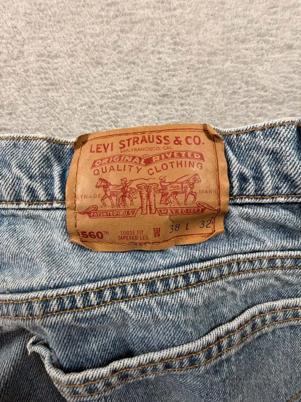 Vintage Levi's 560 Loose Fit Tapered Leg Jeans Men's 38x32 Light Wash